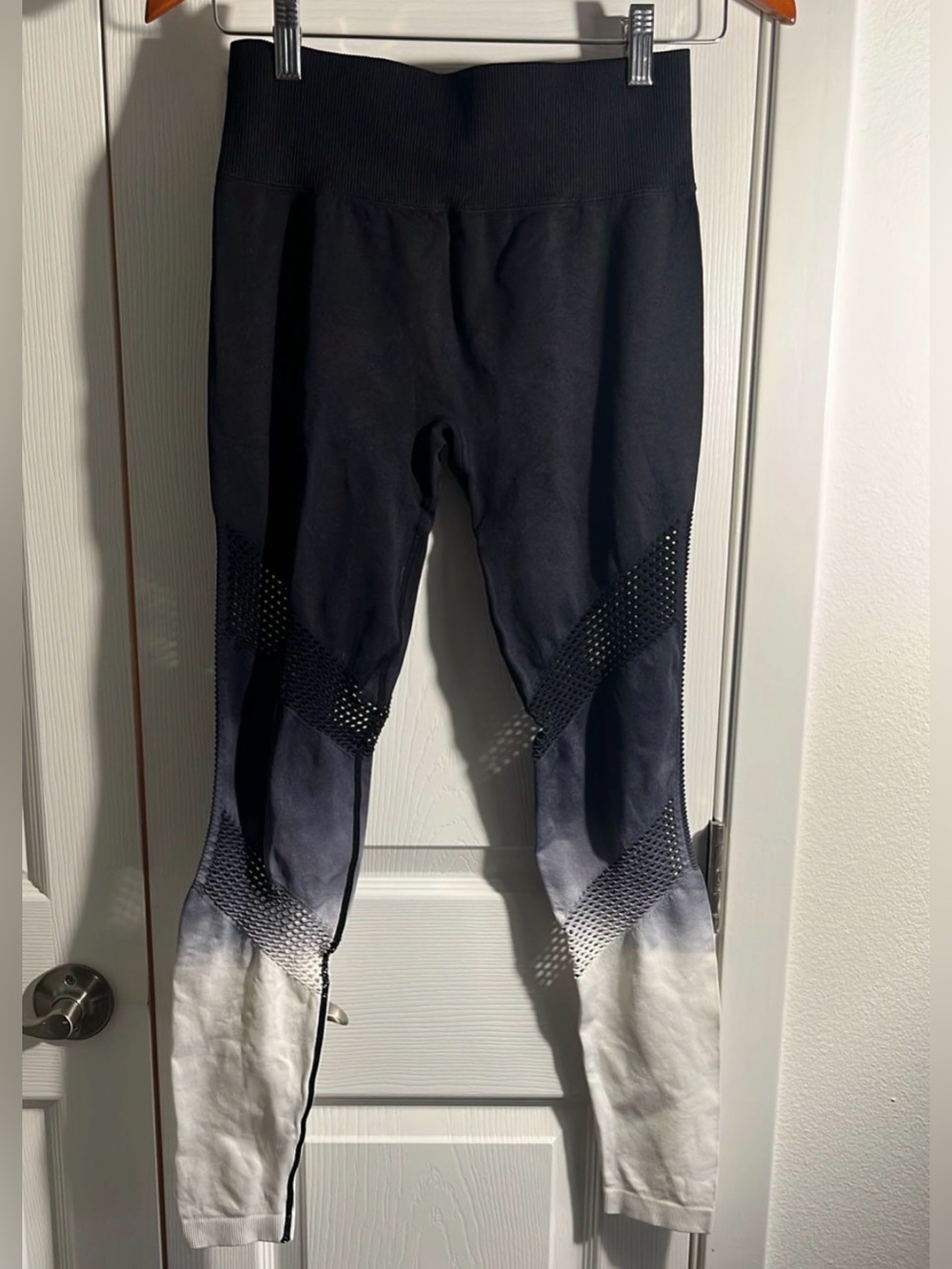 ♥️Forever 21 Black-to-White Ombre Leggings with Mesh Accents
